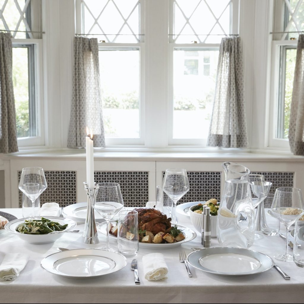 A picat a Jewish home set for the Shabbat meal